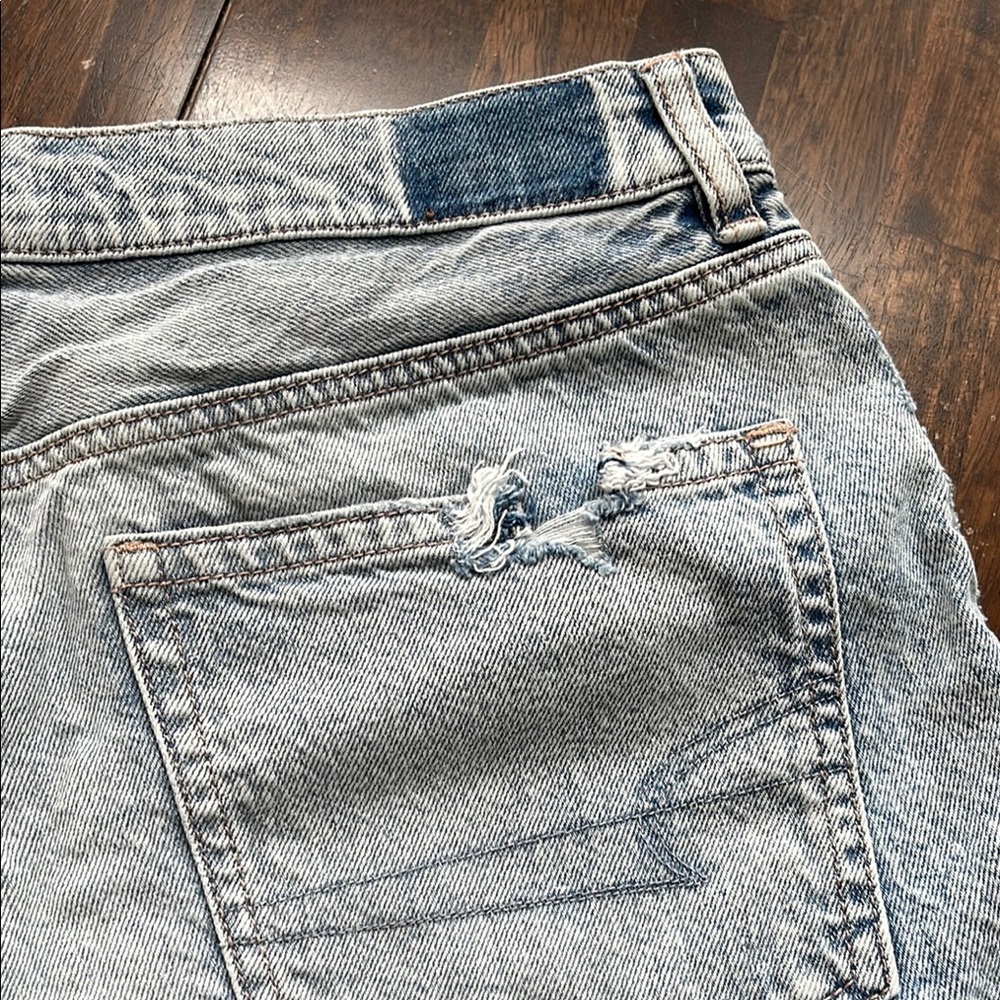 American Eagle Women's Light Blue Distressed 90s Boyfriend Denim Jean Shorts Siz - Picture 6 of 9
